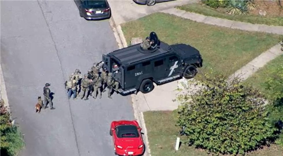 El equipo SWAT ha rodeado una vivienda en Sandy Springs.