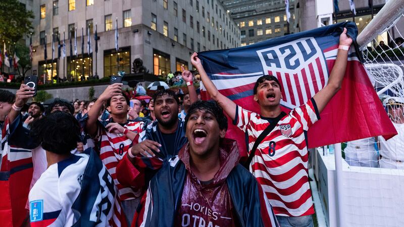 Hinchas observan el partido entre Estados Unidos y Bélgica durante los octavos de final del...