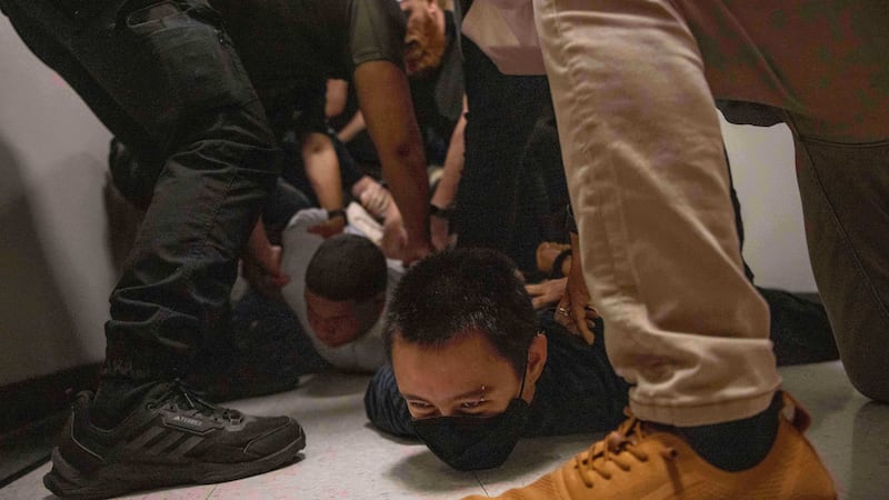 Un hombre oriundo de República Dominicana, a la izquierda, y un activista, a la derecha, son...