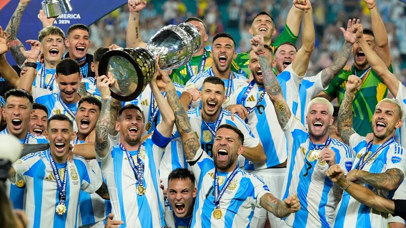 Argentina lidera el ranking de la FIFA en medio de escándalo por cántico racista