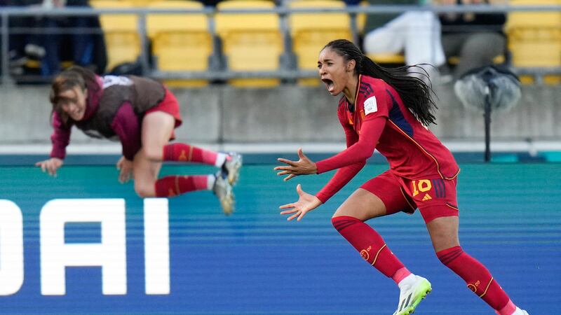 Salma Paralluelo, de España, festeja tras anotar en la prórroga del partido de cuartos de...
