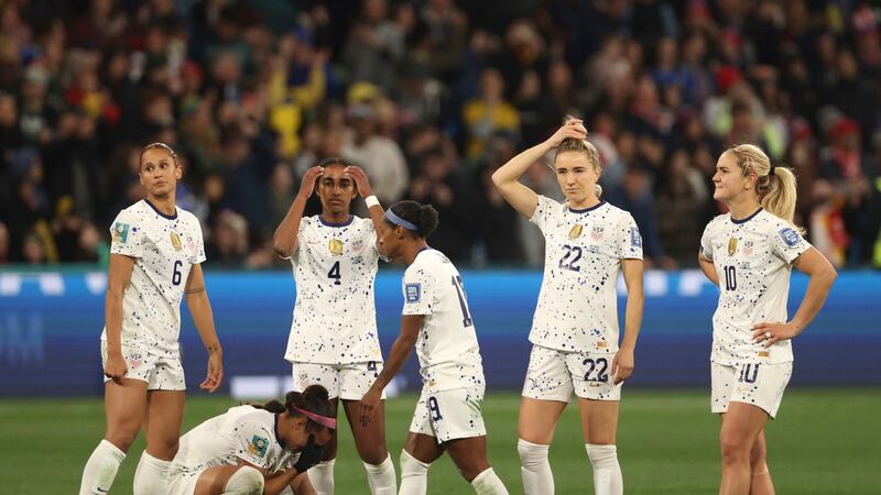 Las jugadoras de Estados Unidos reaccionan tras la derrota por penales ante Suecia en los...