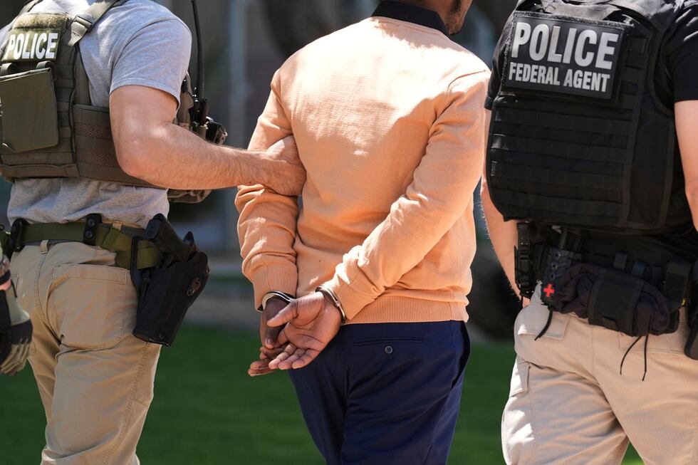 Agentes federales detienen a una persona tras una vista en una corte de inmigración, ante la...