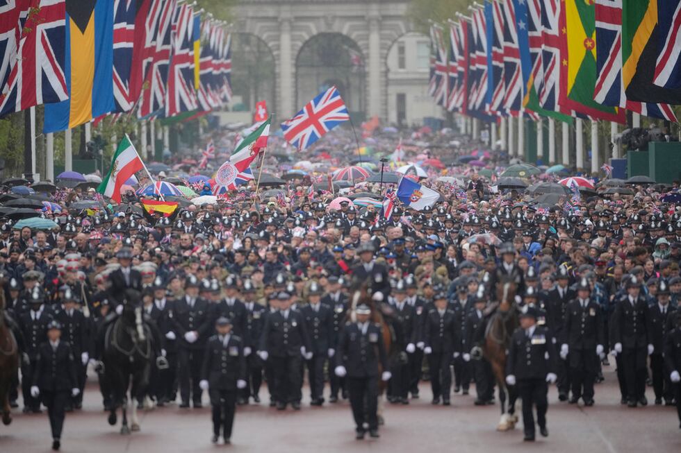 Muchedumbres de camino al Palacio de Buckingham tras la ceremonia de coronación del rey Carlos...