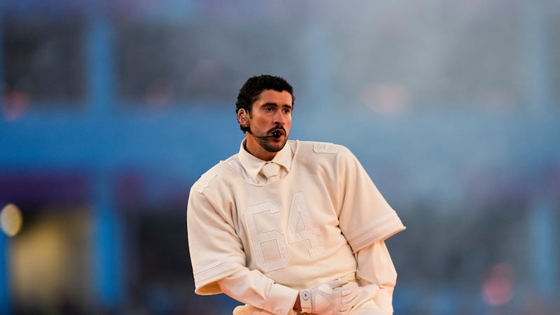 Bad Bunny durante su presentación en el medio tiempo del Super Bowl 60 de la NFL entre los...