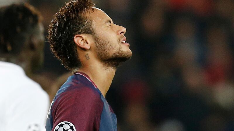 Neymar reacciona después de perder una oportunidad de gol durante un partido de fútbol del...