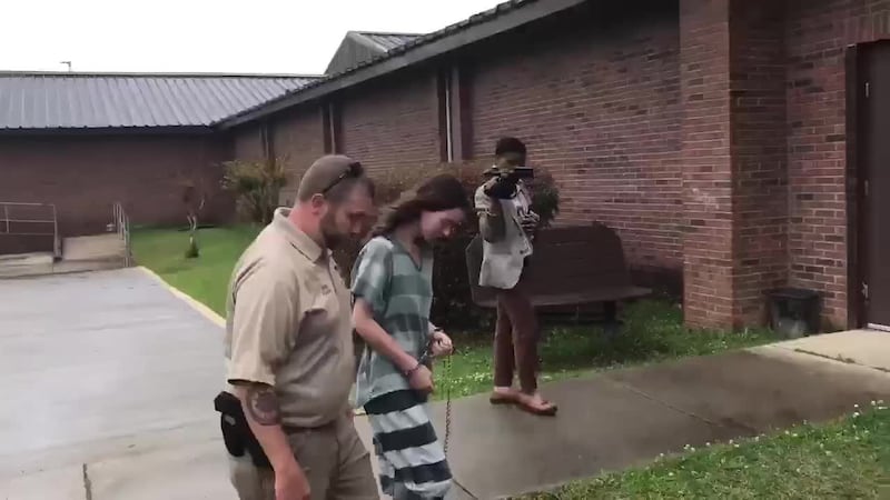 Mujer de 19 años acusada de realizar actos sexuales con un perro y grabarlos en video tuvo su...