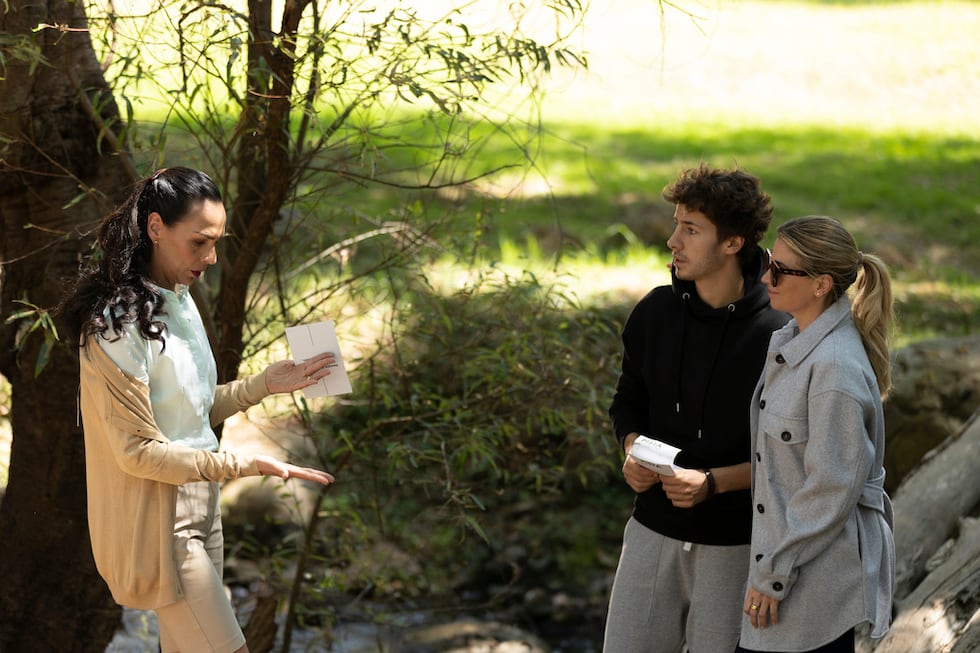 En esta imagen proporcionada por ViX, Ludwika Paleta, derecha, y Juanpa Zurita, centro, en una...