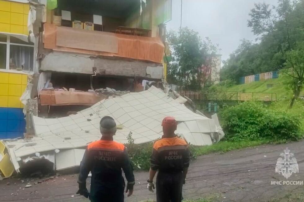 En esta imagen, tomada de un video distribuido por la oficina de prensa del Ministerio de...