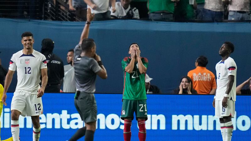 El mexicano Uriel Antuna lamenta una oportunidad de gol desperdiciada ante Estados Unidos...