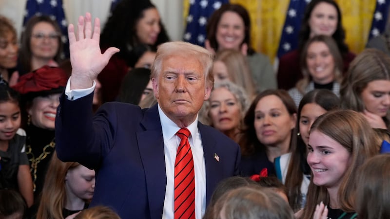 El presidente Donald Trump saluda tras firmar un orden ejecutiva que prohíbe la participación...