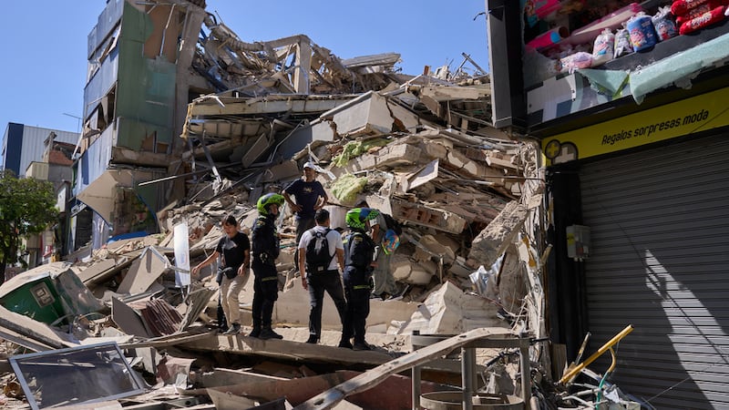 La policía observa un edificio dañado tras el terremoto que azotó Pereira, Colombia, el lunes...