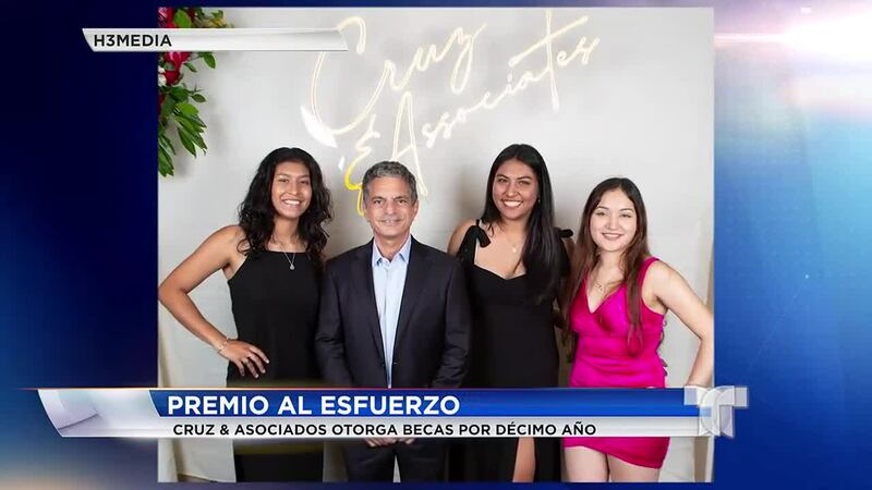 La firma legal Cruz & Asociados entregó becas universitarias a jóvenes promesas de la...
