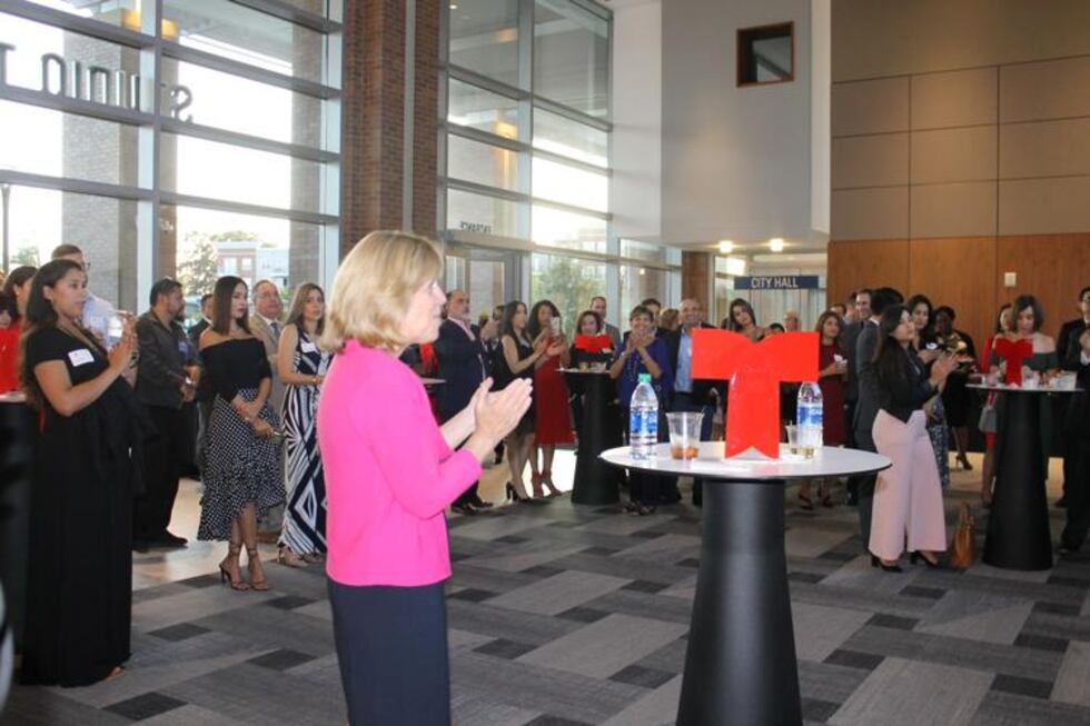 Invitados disfrutaron durante la recepción por el décimo aniversario de Telemundo Atlanta