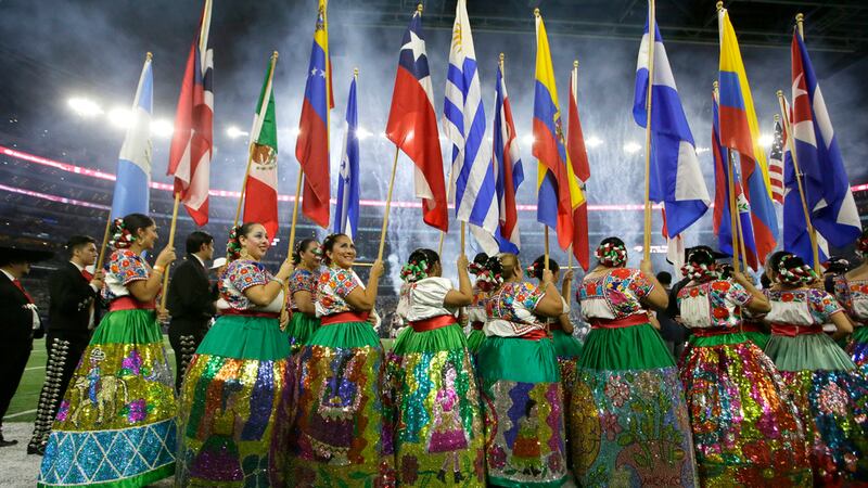 ARCHIVO - Integrantes del ballet folklórico de San Antonio muestran banderas de distintos...
