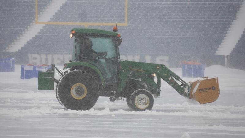 Trabajadores retiran la nieve del Estadio Highmark de Orchard Park, Nueva York., el domingo 14...