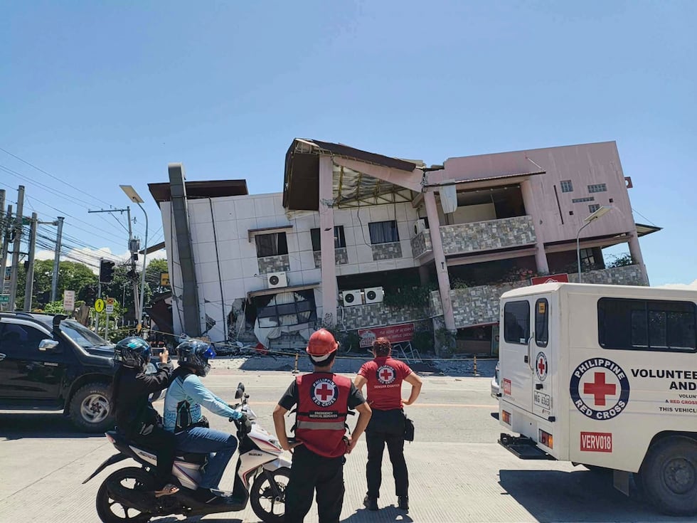 En esta imagen proporcionada por la Cruz Roja Filipina, rescatistas inspeccionan los daños...