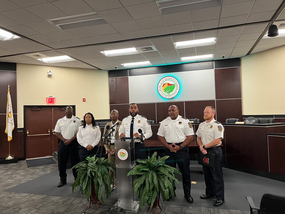 Los sospechosos también fueron baleados, pero sobrevivieron. Forest Park está aproximadamente...