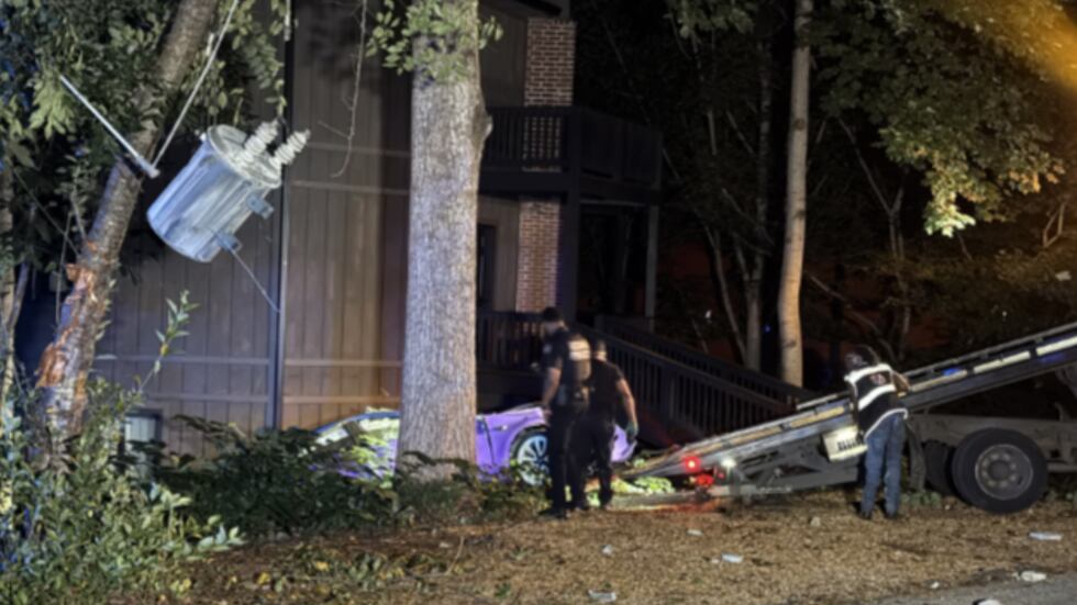 Car hits light pole in Buckhead