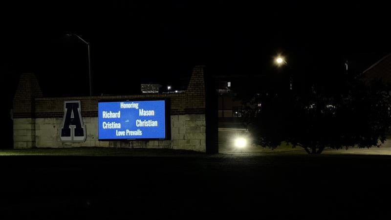 La directora recordó a los padres que deben informar de cualquier comportamiento sospechoso al...