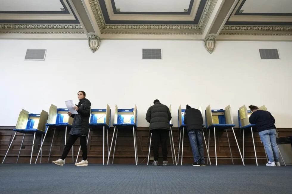 Votantes depositan sus votos en Milwaukee el 1 de abril del 2025. (AP foto/Kayla Wolf)