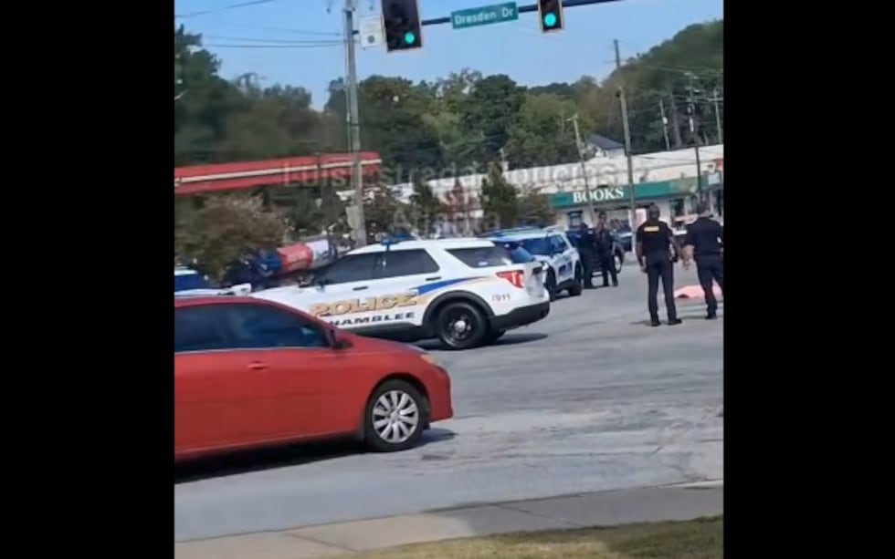 La policía de Brookhaven informó del cierre de Clairmont Road, entre Dresden Drive y Bragg Street
