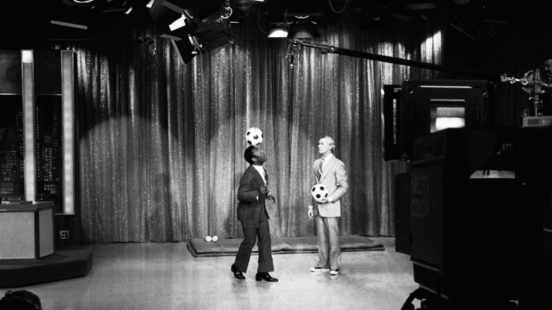 ARCHIVO - Foto del 9 de mayo del 1973, Pelé demuestra sus dotes en el Programa de Johnny...