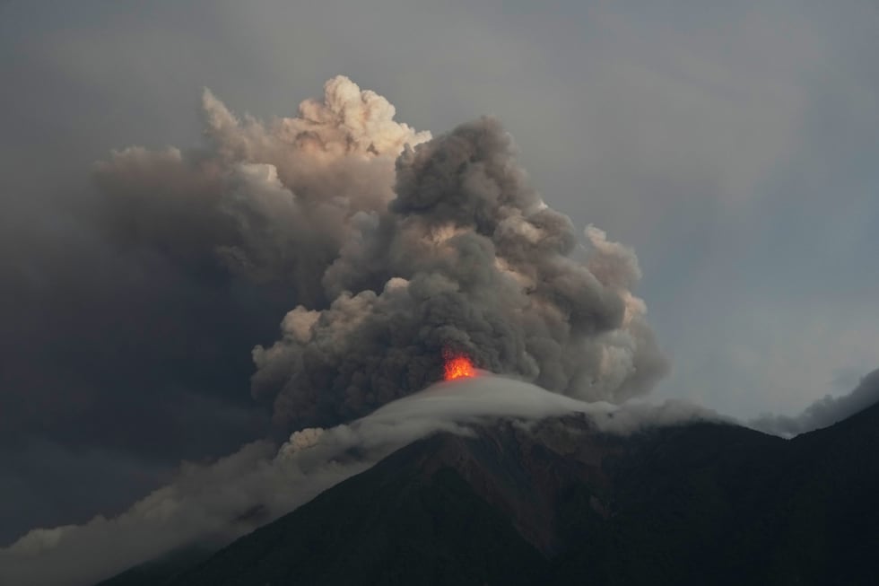 Flujos de lava y nubes de ceniza procedentes del cráter del volcán Fuego, vistos desde San...
