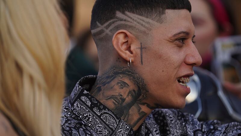 El rapero Santa Fe Klan habla con fans en la alfombra roja de "Black Panther: Wakanda...