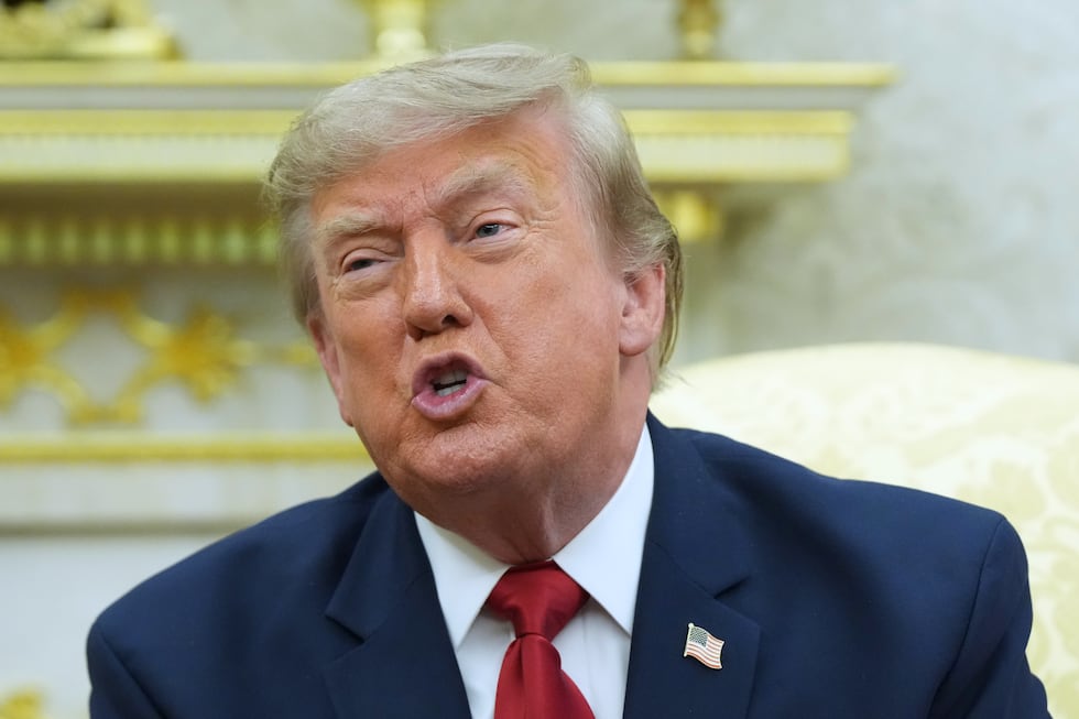 El presidente de Estados Unidos, Donald Trump, habla durante una reunión con el primer...