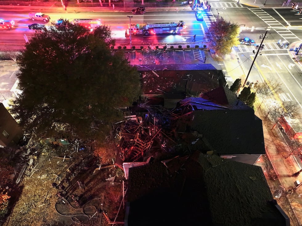 Explosión en un edificio de apartamentos cerca del estadio Mercedes-Benz deja un herido y 40...