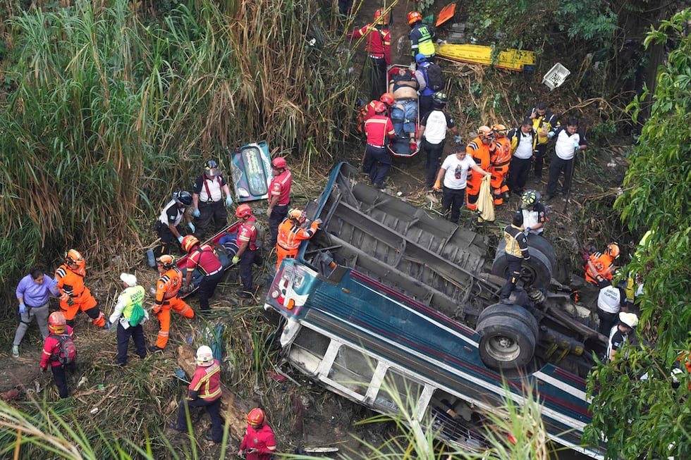 Autobús cae de un puente y deja al menos 31 fallecidos en Guatemala