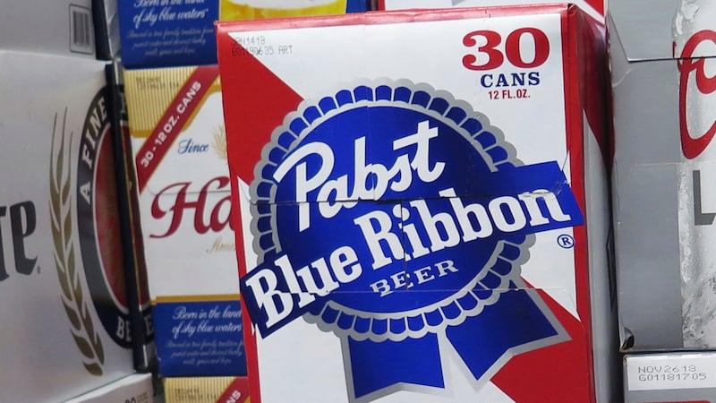 ARCHIVO – Cajas de cerveza Pabst Blue Ribbon en una licorería, el 8 de noviembre de 2018, en...