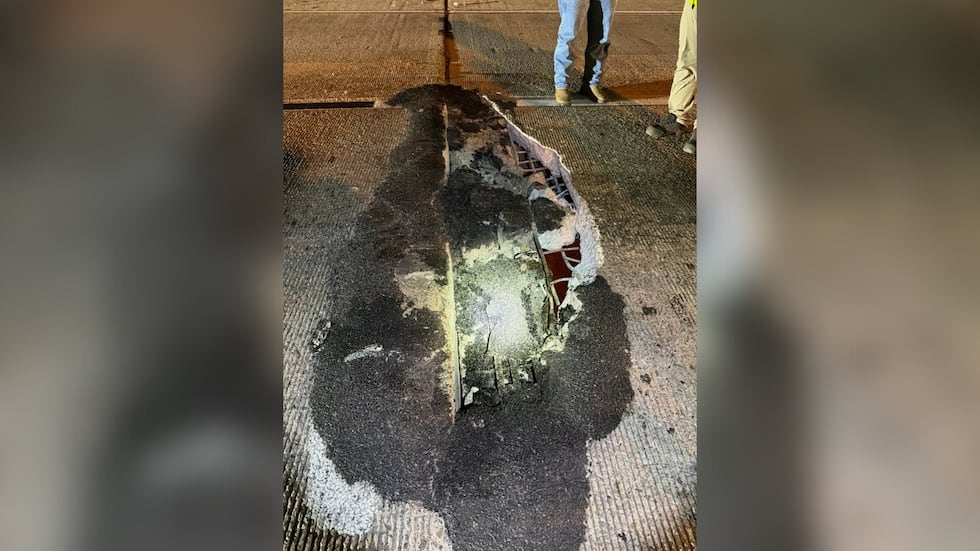 El hueco se abrió en el paso elevado de Meadowbrook Lane, en el condado de Clayton.