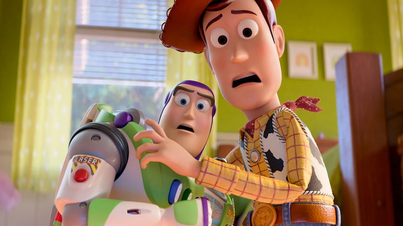 Esta imagen publicada por Disney muestra a los personajes Buzz Lightyear, con la voz de Tim...