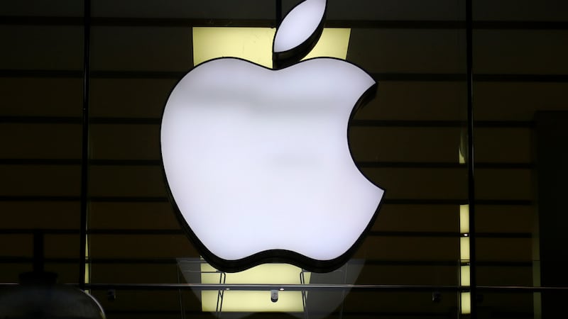 El logo de Apple en una tienda en Munich, Alemania, el 16 de diciembre de 2020. (Foto...