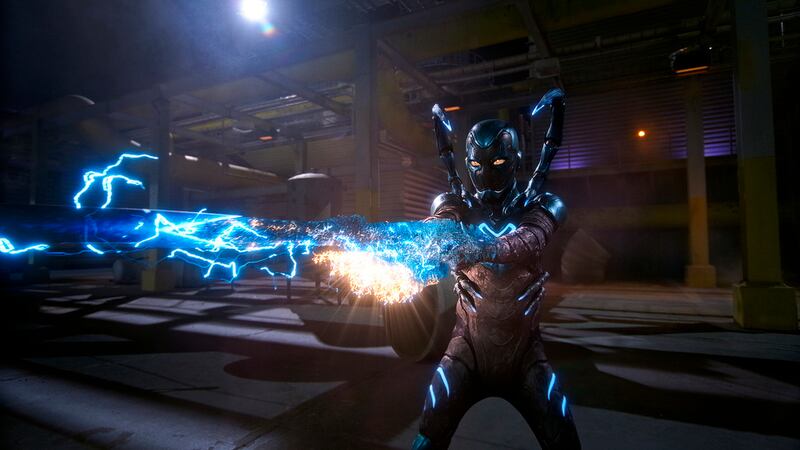 En esta imagen proporcionada por Warner Bros. Pictures, una escena de "Blue Beetle". (Warner...