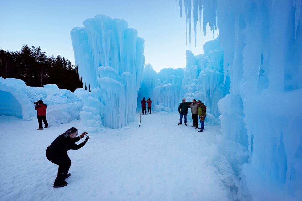 Visitantes posan para una foto en el primer día de la exhibición Ice Castles, el viernes 10 de...
