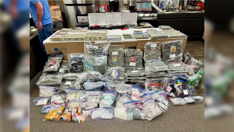 Las autoridades indicaron que se incautaron 5 millones de dólares en drogas tras una...