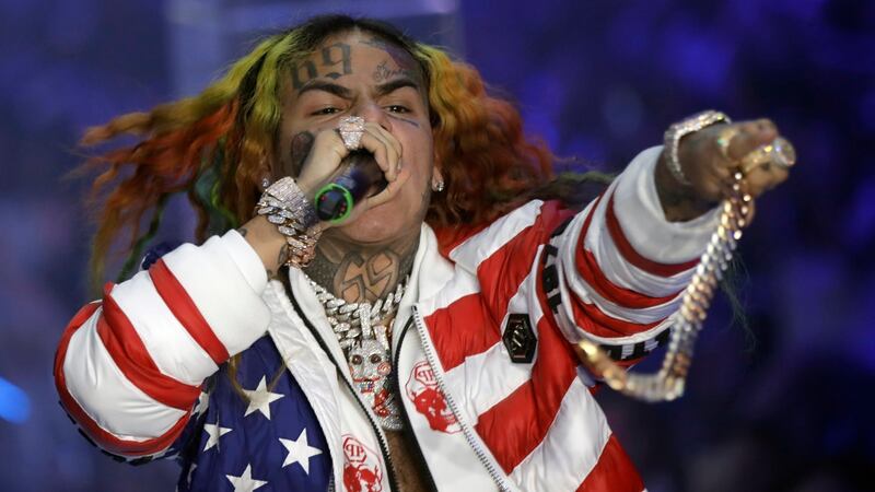 El rapero Tekashi 6ix9ine sigue preso en República Dominicana, luego de haber sido acusado de...