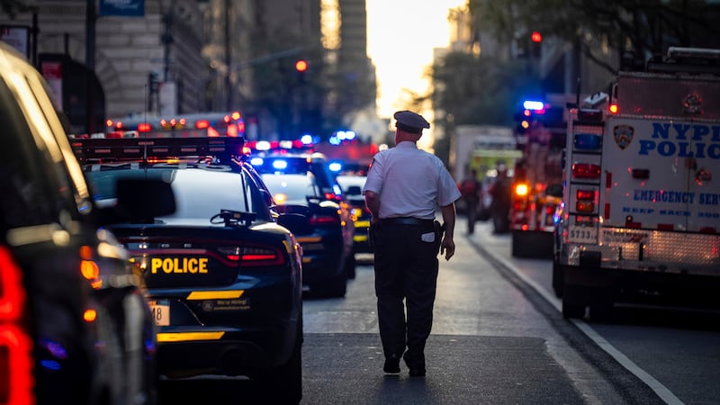 La escena en la calle 52 entre Park y Lexington Avenue, sitio en el que un oficial del...