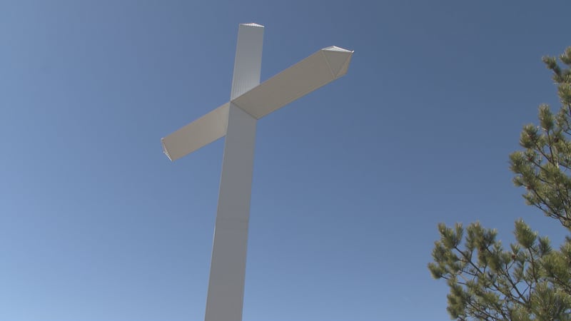 Asombrosa Cruz atrae a cientos de visitantes al Panhandle durante la Semana Santa