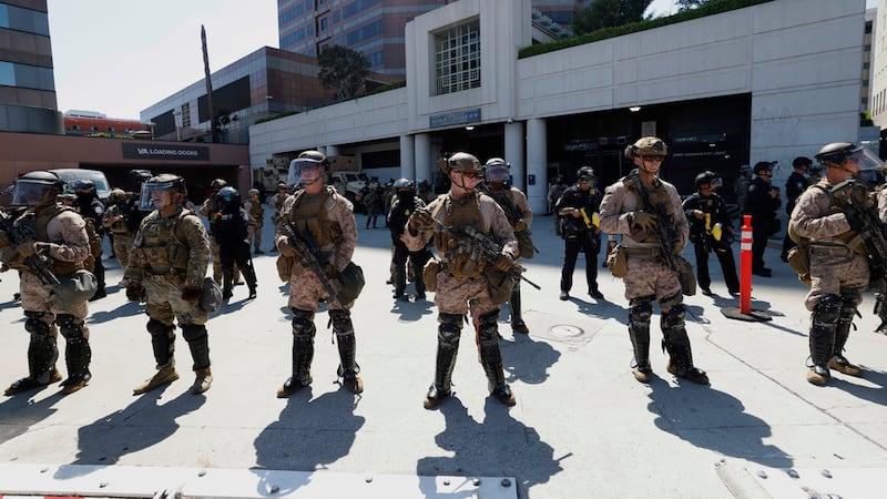 Infantes de la Marina de EEUU y policías frente al Centro Metropolitano de Detención en Los...