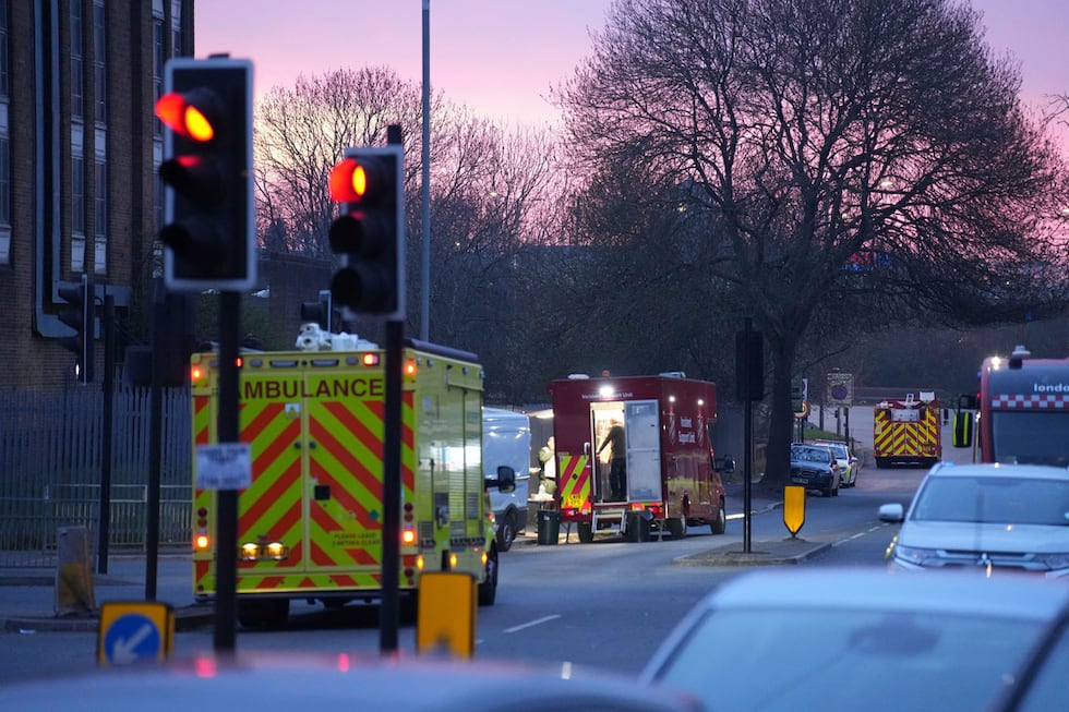 Caos en vuelos internacionales tras cierre del aeropuerto londinense de Heathrow por incendio