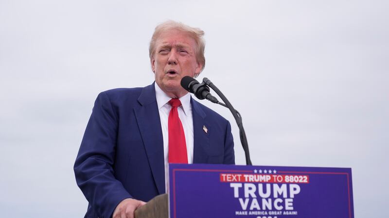 El expresidente Donald Trump, candidato republicano a la presidencia, habla en una confrencia...