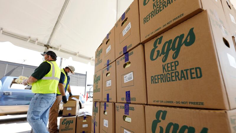 ARCHIVO - Cajas con huevo de Cal-Maine Foods, Inc. a la espera de ser entregadas por empleados...