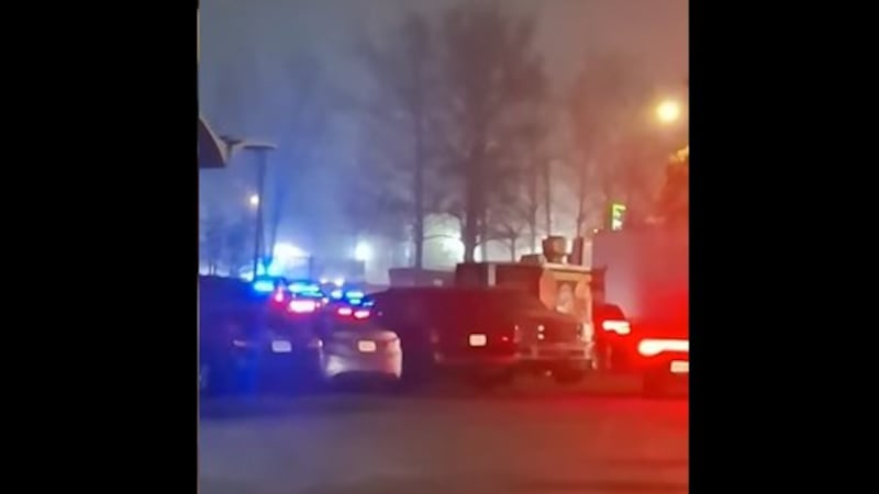 Reportan fuerte presencia policial en farmers market.