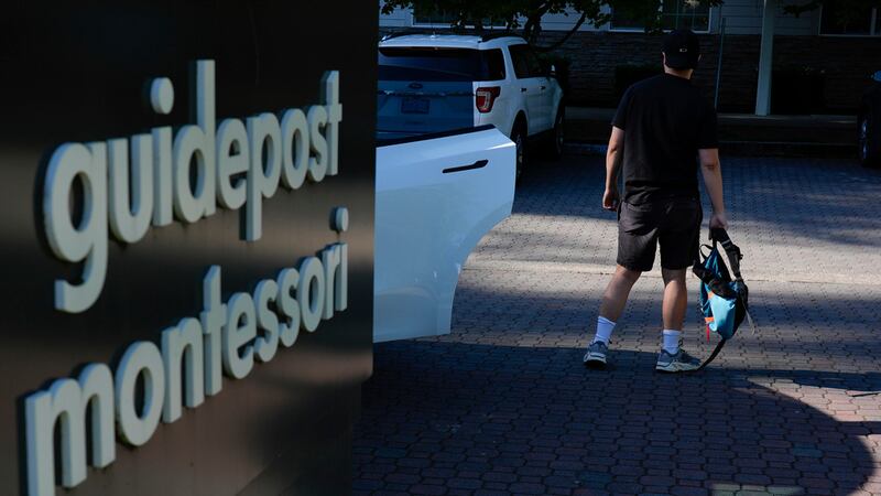 Un tutor deja a un niño en la escuela Montessori Guidepost el viernes 18 de julio de 2025, en...