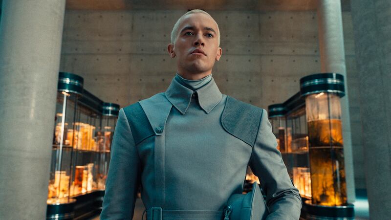 En esta imagen proporcionada por Lionsgate, Tom Blyth en una escena de "The Hunger Games: The...