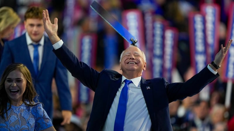 Tim Walz acepta nominación vicepresidencial demócrata en convención en Chicago